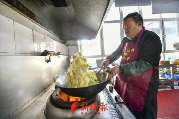 就到处蹭吃蹭喝,不能因为缺钱