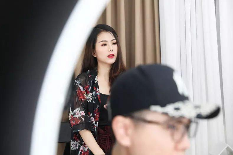 淘宝直播间的字幕飘屏怎么设置,淘宝如何发明直播电商