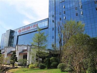 福州梅园大酒店是哪年建成的?