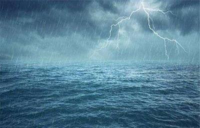 天气预报郑州最近又要下暴雨，许多群众把车停在高架上，孰是孰非
