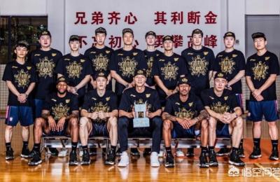 东莞市文化馆,照片上周鹏和苏伟摆出的手势和其他人格格不入