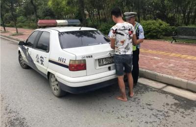 光脚开车违法吗,开车可以打赤脚吗