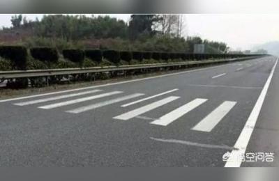 高速公路标志标线,在高速路上有时候看到像斑马线一样的线是什么作用