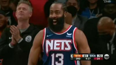 哈登单臂补扣庆祝gif,霍华德为什么年纪轻轻状态下滑这么快