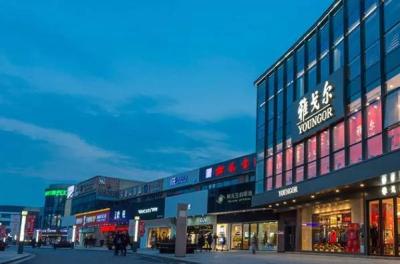 春熙路李宁店外一群人,成都的变化作文