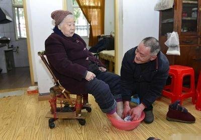 淘宝上的新鞋怎么样鉴定,请问我在商场里买的一双接吻猫的鞋子要400多