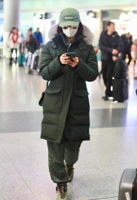 女生爆款风衣搭配什么裤子,男士短款风衣怎么搭配裤子鞋子